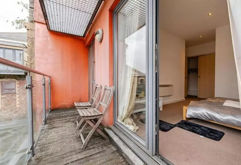 تختخواب و صبحانه Private Room In Cardiff City Center