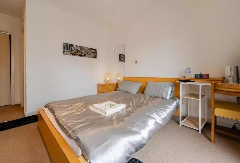 تختخواب و صبحانه Private Room In Cardiff City Center