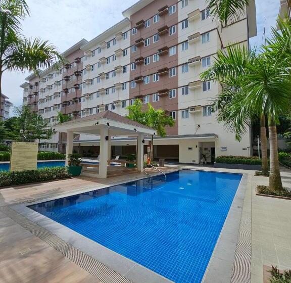 ホテル Lakwatsero Caviteño Suites