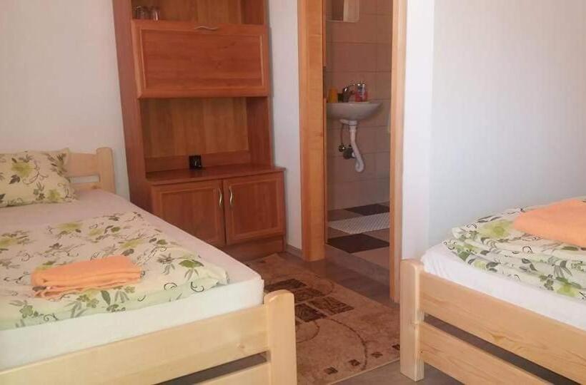 펜션 Zöldfenyő Vendégház