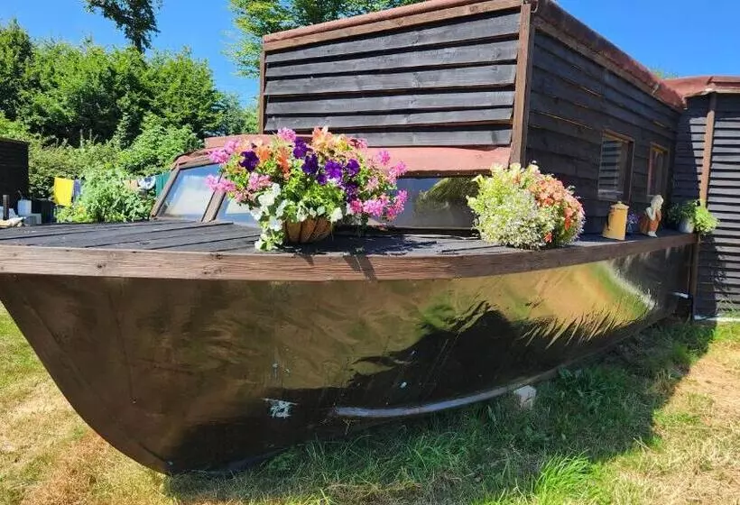 Aamiaismajoitus (B&B) Vigo Retreat Boat Yurt