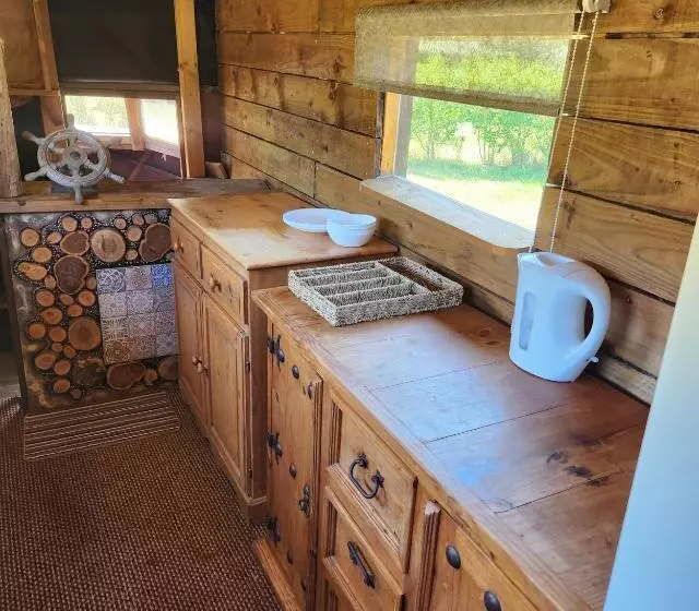 Aamiaismajoitus (B&B) Vigo Retreat Boat Yurt