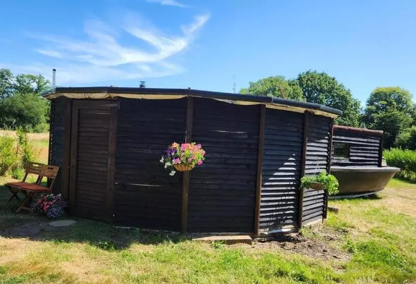 Aamiaismajoitus (B&B) Vigo Retreat Boat Yurt