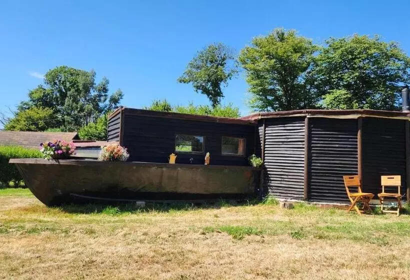 Aamiaismajoitus (B&B) Vigo Retreat Boat Yurt