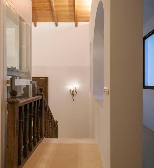 هتل La Moderna Suites