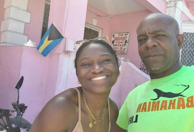 تختخواب و صبحانه Da Pink And White Palace