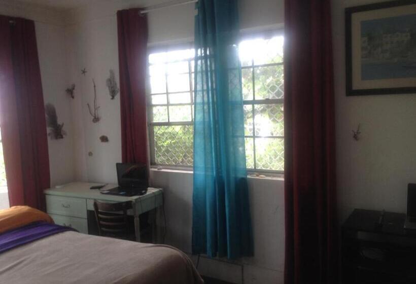 تختخواب و صبحانه Da Pink And White Palace