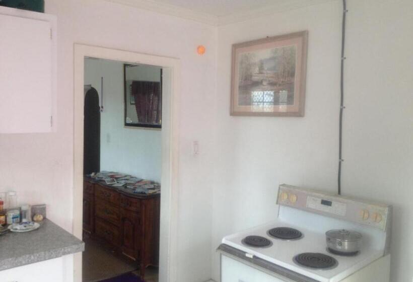 تختخواب و صبحانه Da Pink And White Palace