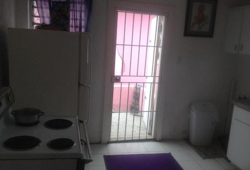 تختخواب و صبحانه Da Pink And White Palace