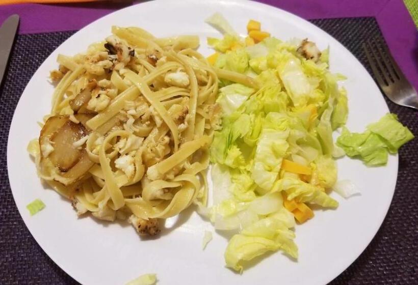 تختخواب و صبحانه Da Pink And White Palace