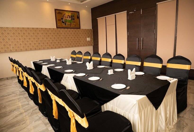 Отель The Himalaya Park