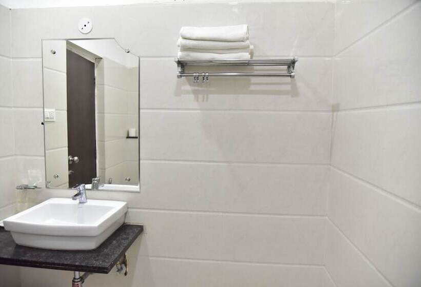 Отель The Himalaya Park