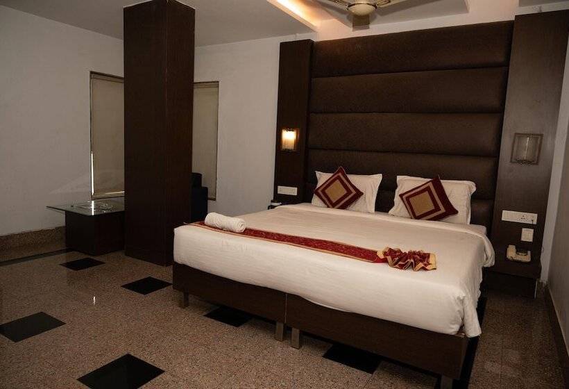 Отель The Himalaya Park