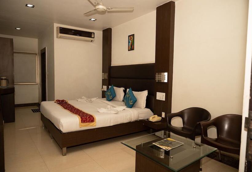 Отель The Himalaya Park