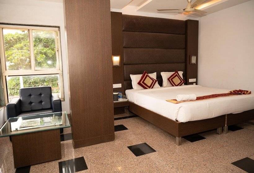 Отель The Himalaya Park