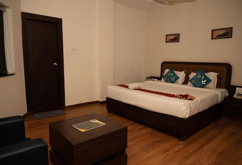 Отель The Himalaya Park