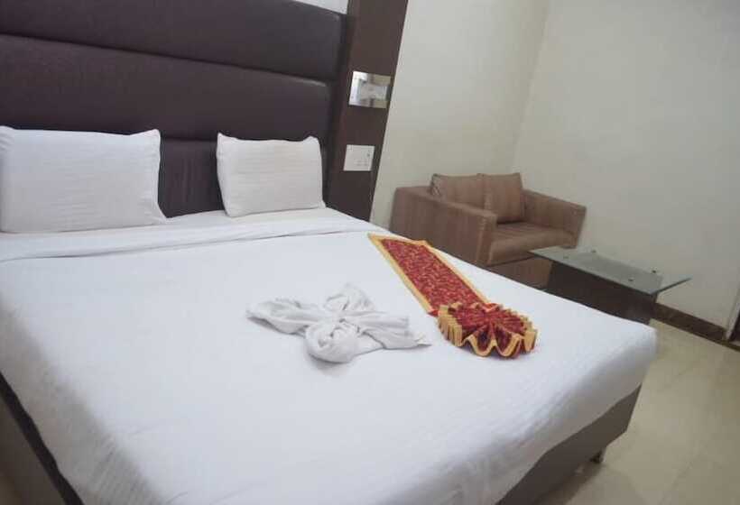 Отель The Himalaya Park