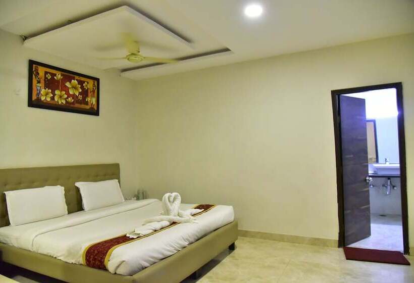 Отель The Himalaya Park