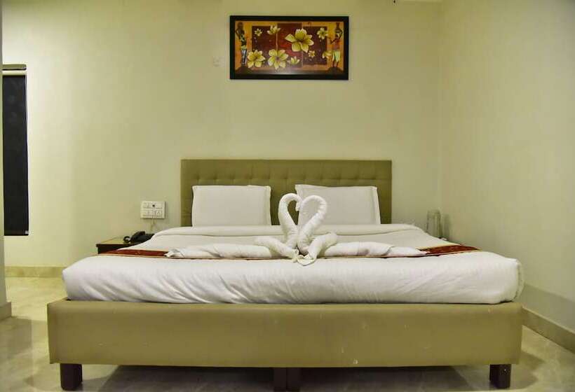 Отель The Himalaya Park