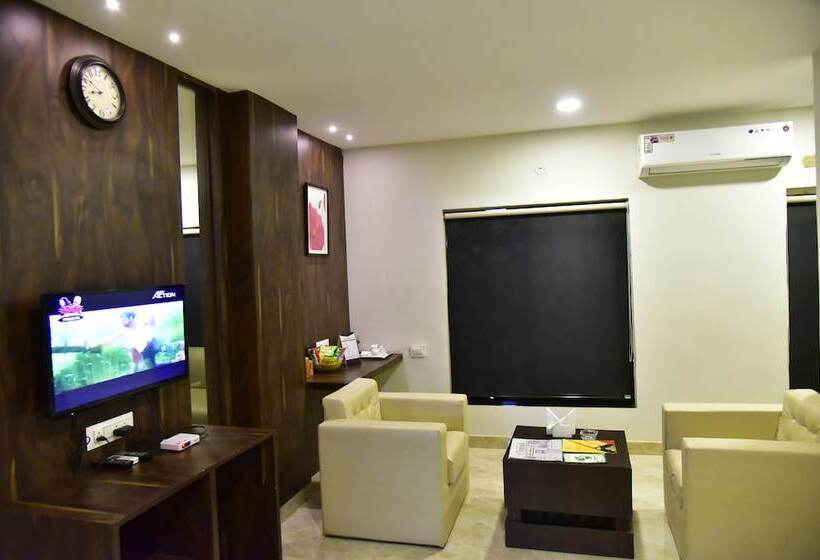 Отель The Himalaya Park