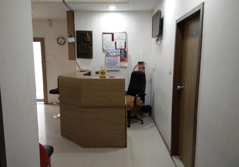 בית מלון כפרי Usha Residency