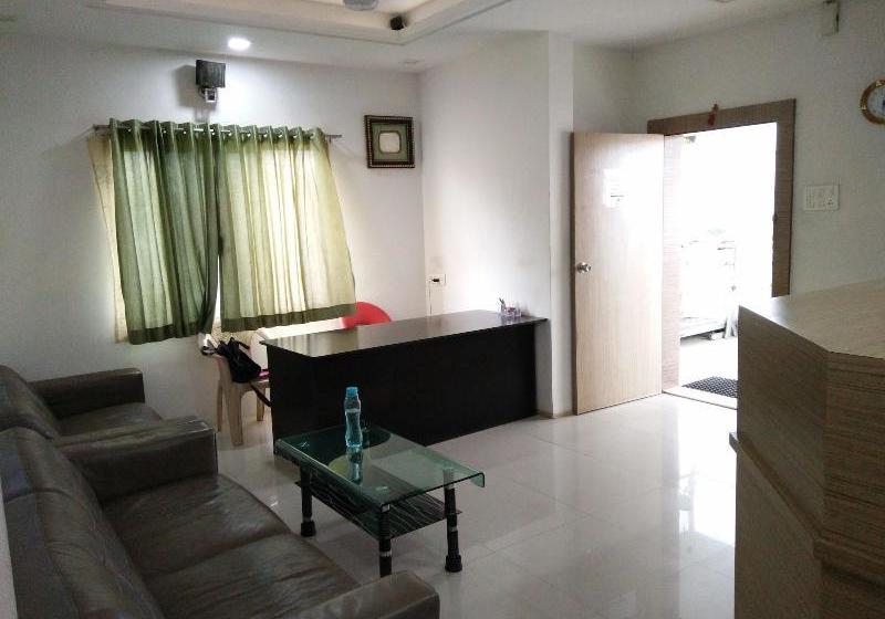 בית מלון כפרי Usha Residency