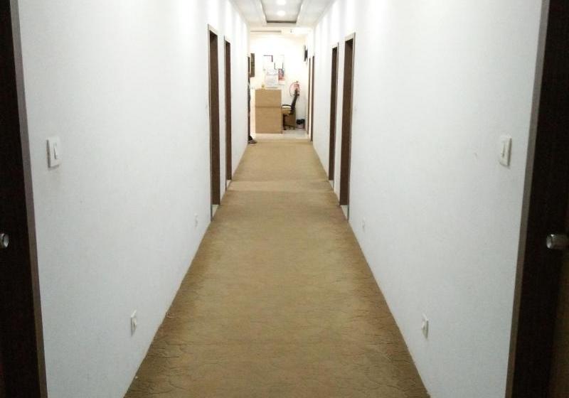 בית מלון כפרי Usha Residency