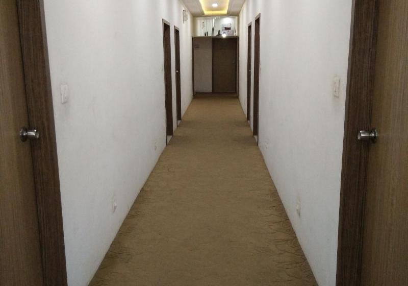 בית מלון כפרי Usha Residency