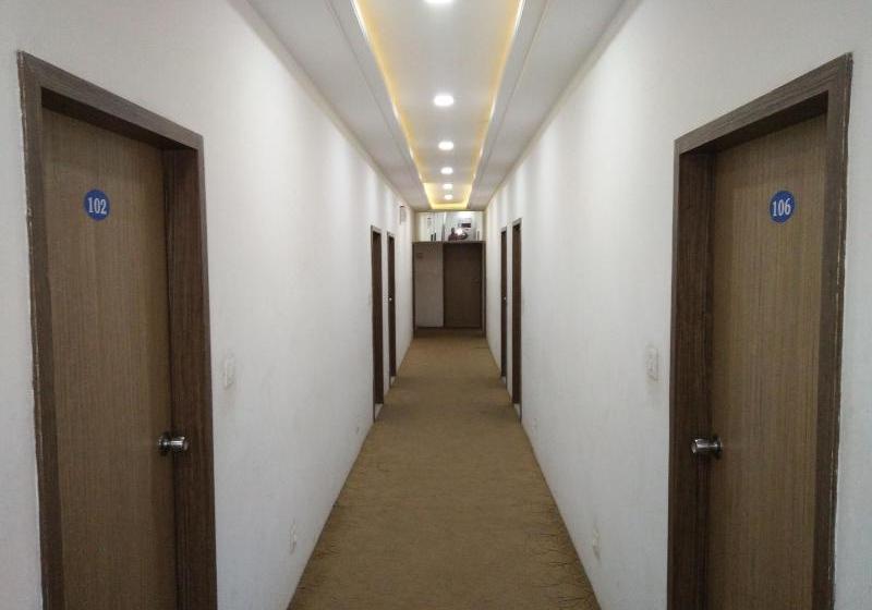 בית מלון כפרי Usha Residency