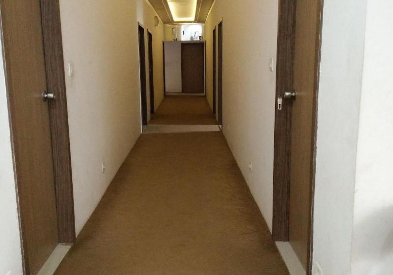 בית מלון כפרי Usha Residency