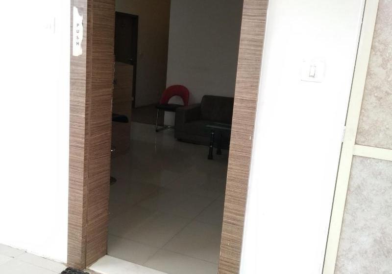 בית מלון כפרי Usha Residency