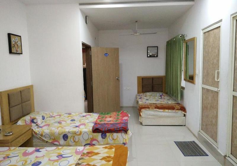 בית מלון כפרי Usha Residency