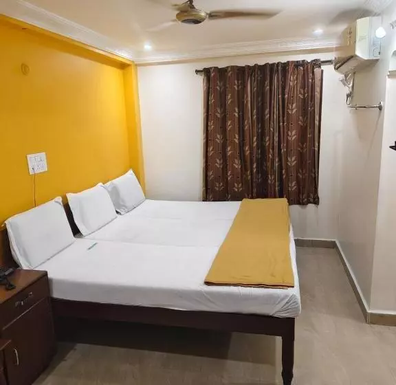 ホテル Sahasra   Opposite To Srinivasam Complex And Walkable Distance From Bus Station
