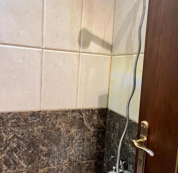 Majatalo غرفة خاصة بدورة مياة مشتركة