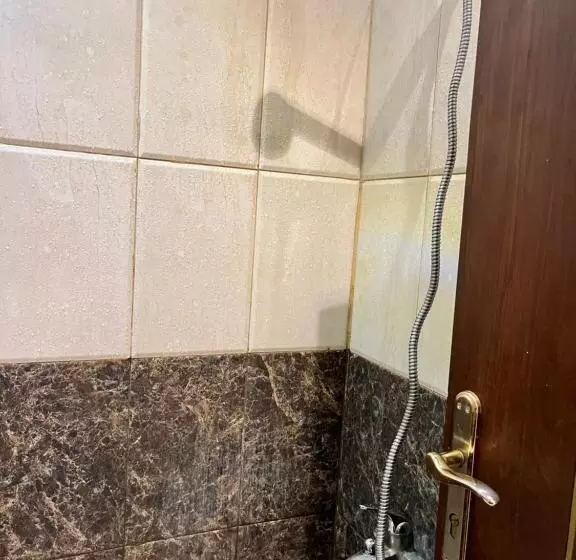 ペンション غرفة خاصة بدورة مياة مشتركة