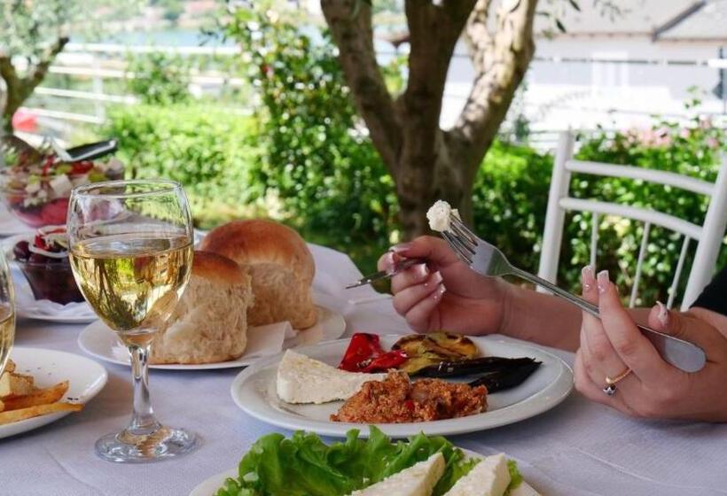 تختخواب و صبحانه Bar Restorant Hotel Rama