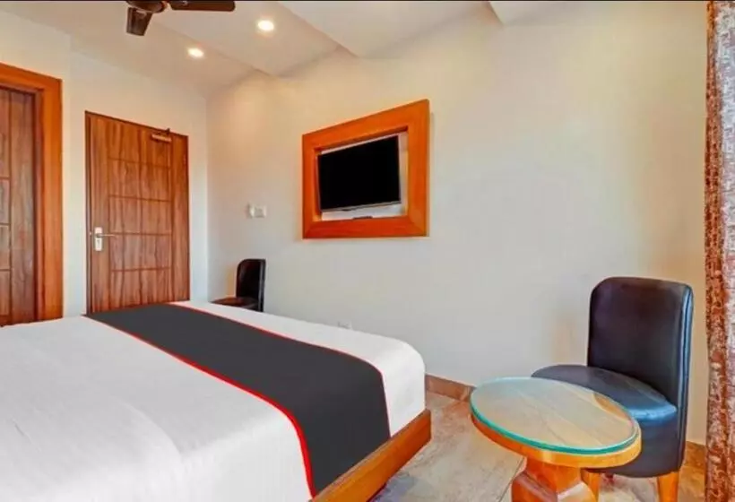 Hotel Clock View Square
