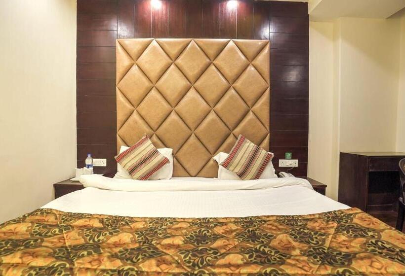 Отель D M International Guest House