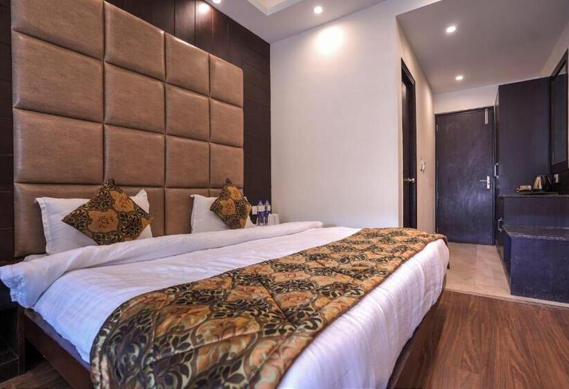 Отель D M International Guest House