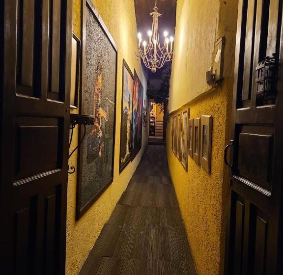 هتل Rholyn Pura Vida !!