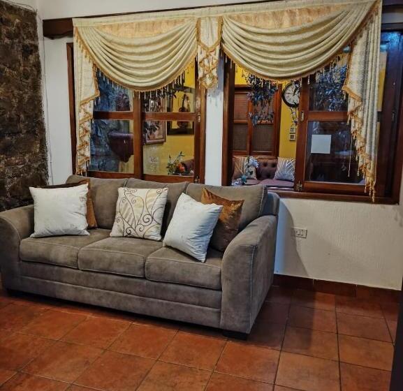 هتل Rholyn Pura Vida !!