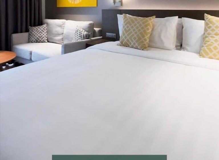 Novotel Suites Manila At Acqua