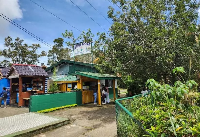 ホテル Camp John Hay Lodge 200