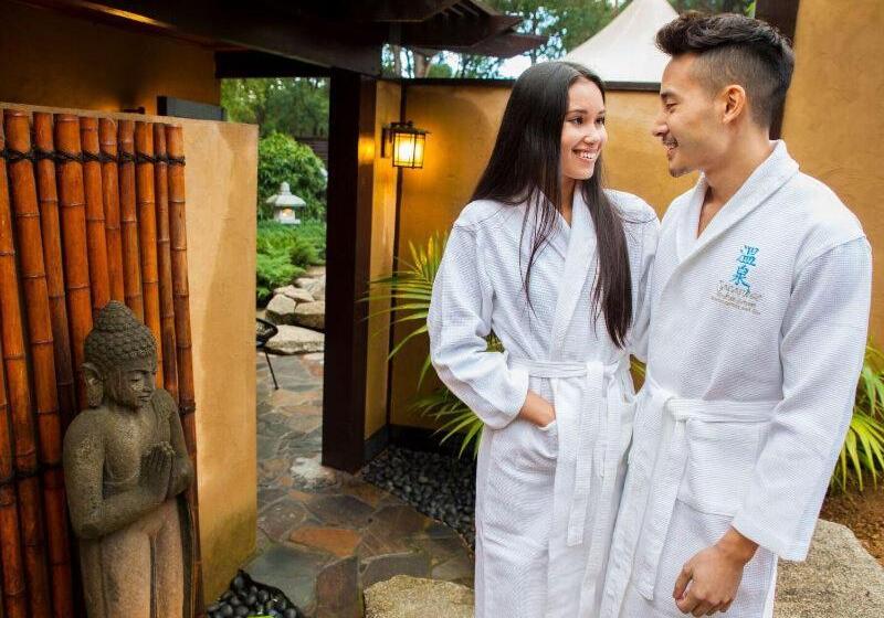 호텔 Japanese Mountain Retreat Mineral Springs & Spa