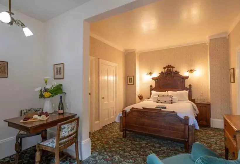 Retkeilymaja Dennen S Victorian Farmhouse