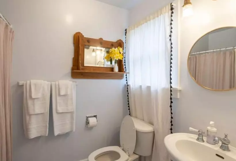 Retkeilymaja Dennen S Victorian Farmhouse