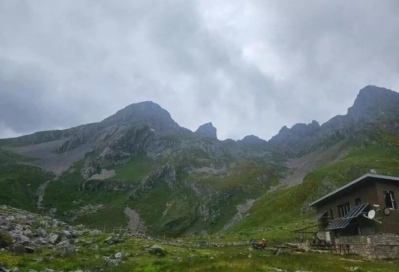 Retkeilymaja Refugio Del Meicín