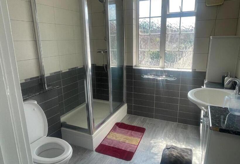 بنسيون Baraka Edgware