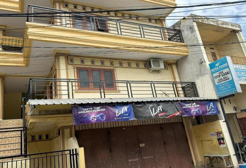 ホテル Oyo 94160 Kost Btnompo