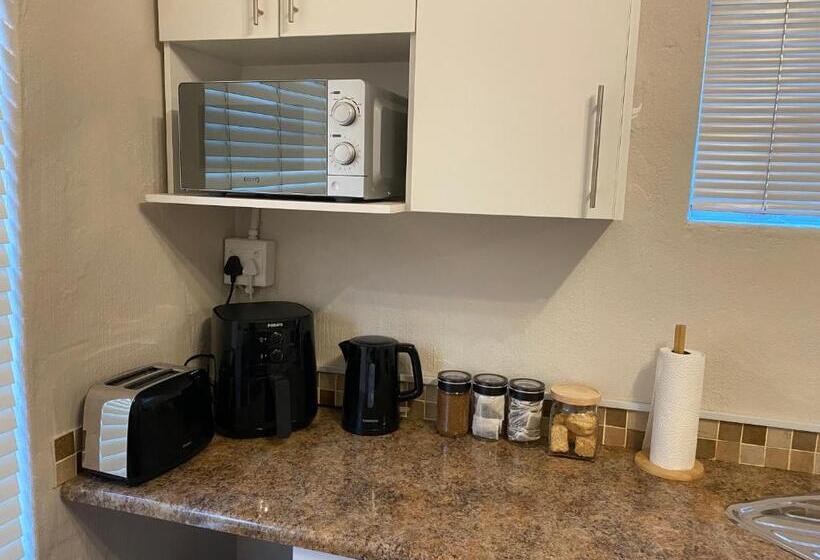 بنسيون Happy Hilton Guest House